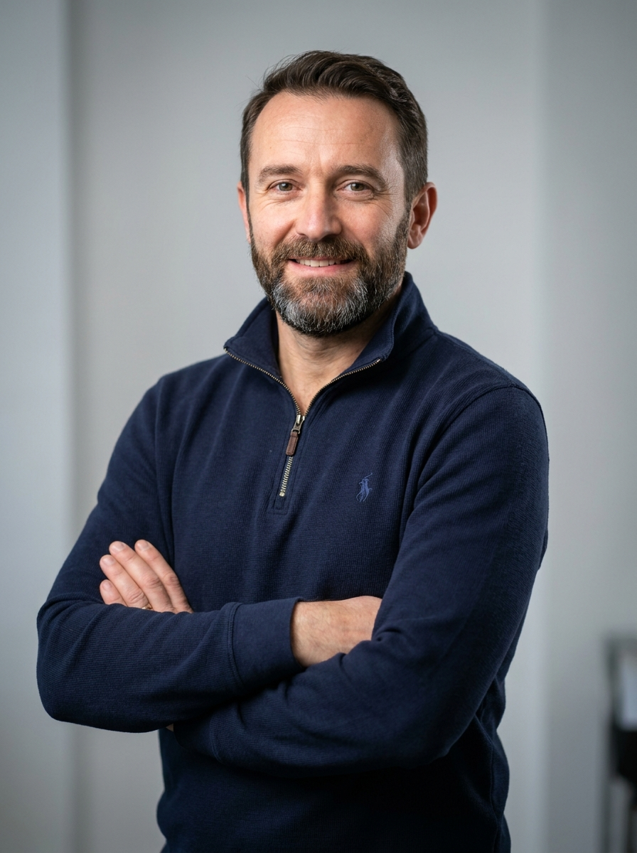 Jean Delvit, fondateur de l'Institut de l'Éducation Canine, avec son chien